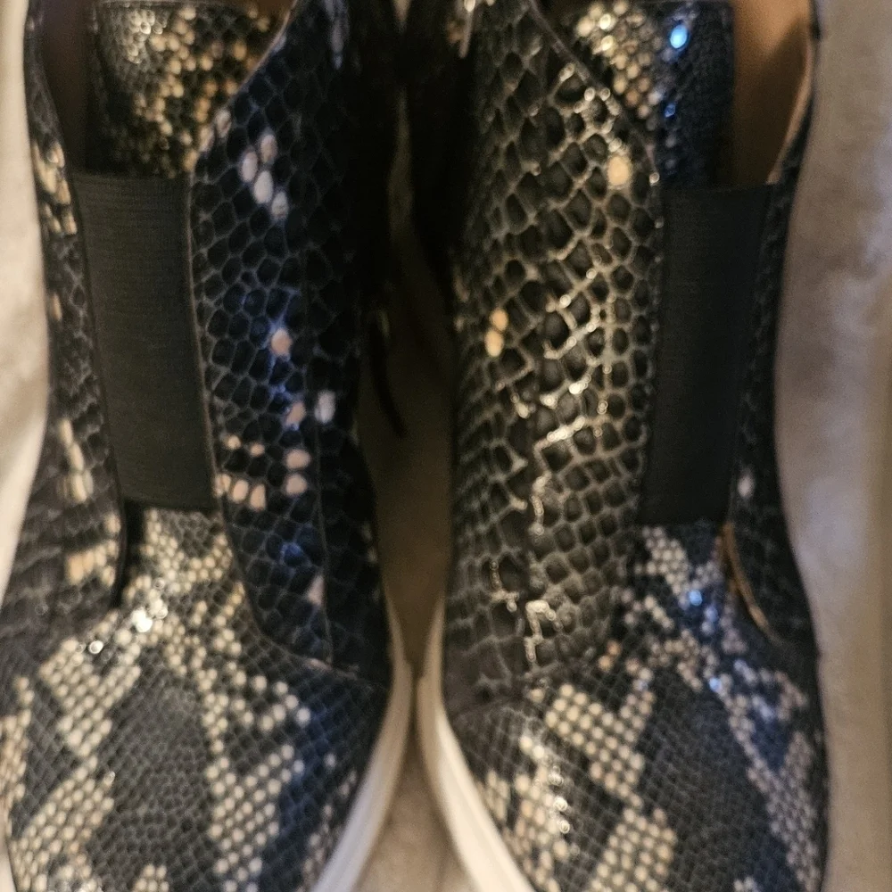 Linea Paolo Womens Size 5.5 M Heeled Black Gold Snakeskin Sneaker Hidden Wedge